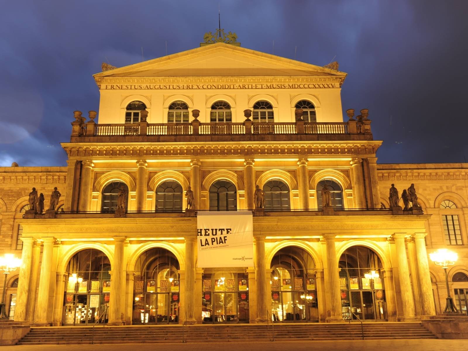 Der Eingang des Opernhauses