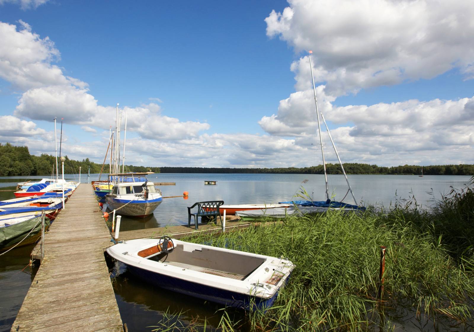 Boote am Steg des Altwarmbüchener Sees