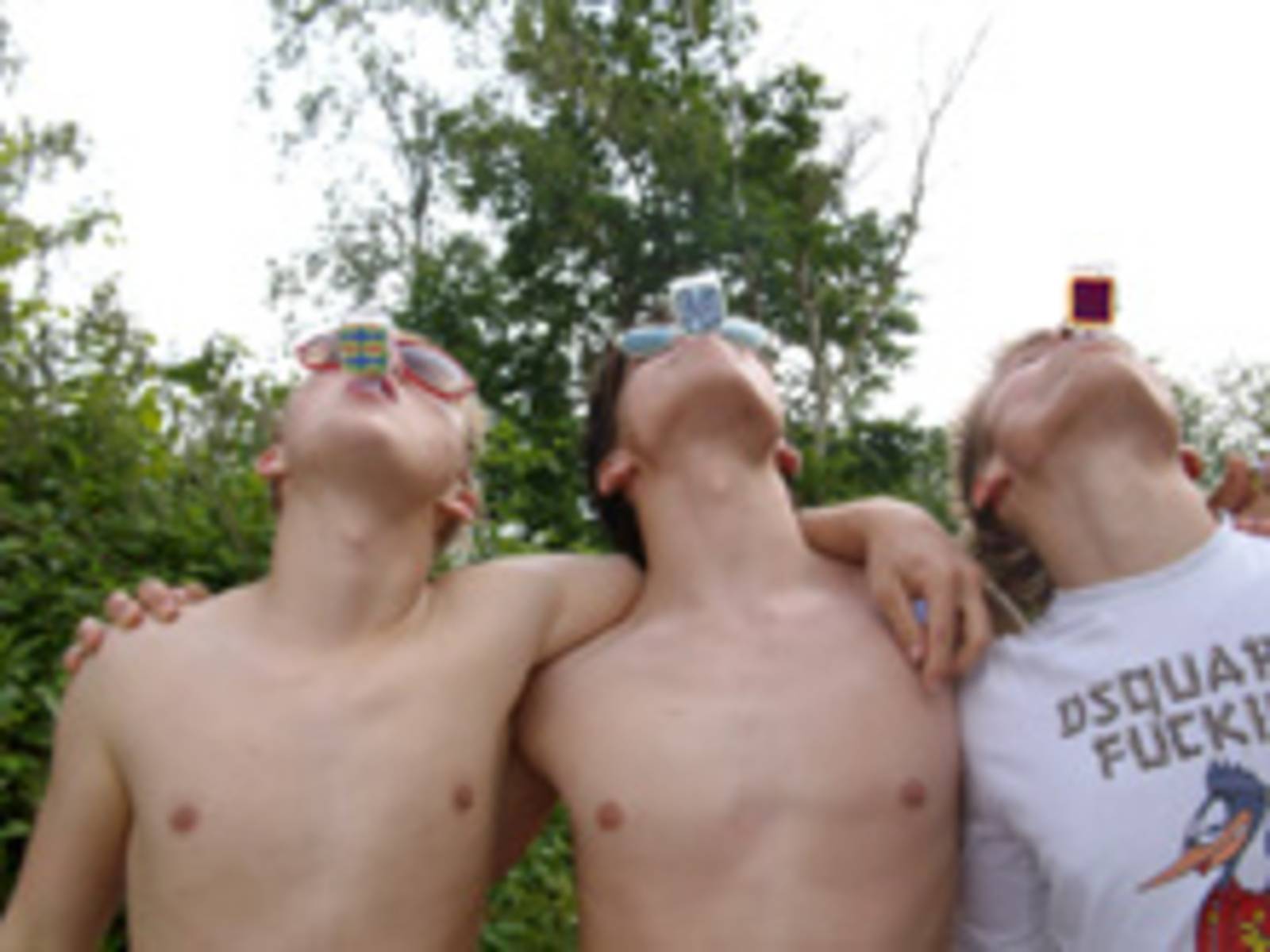Drei Jungen trinken Schnaps