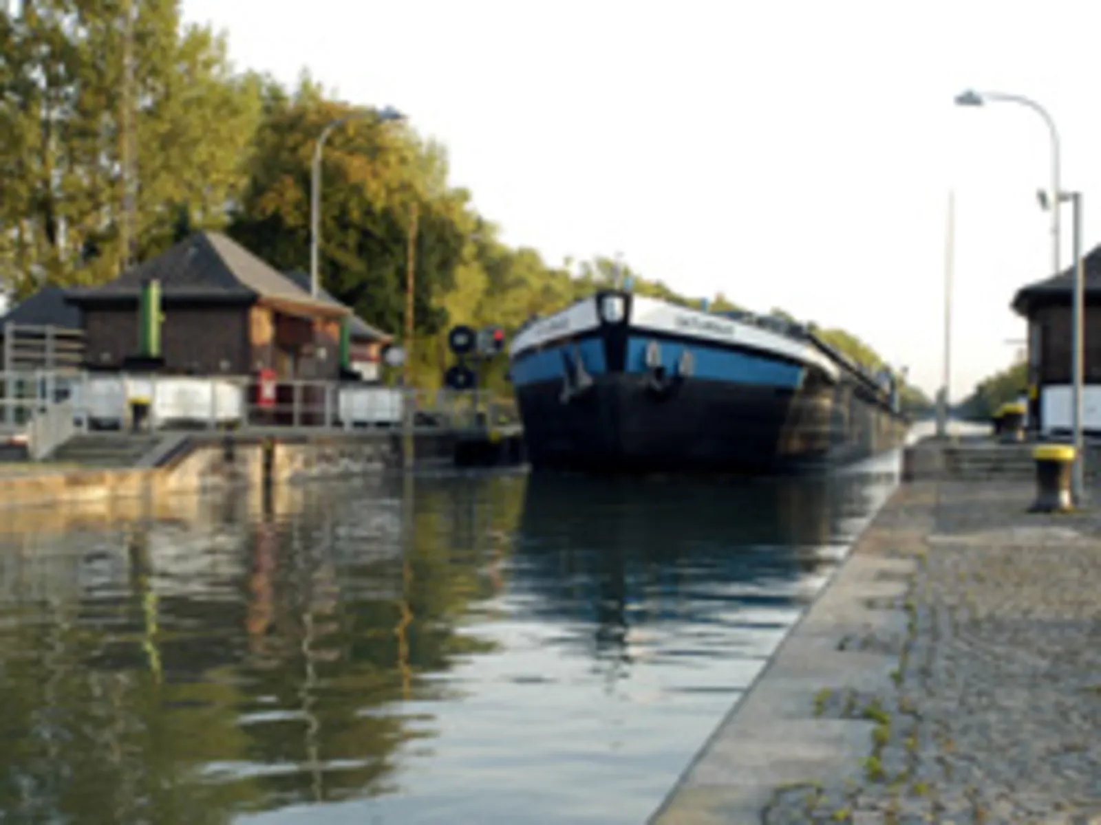 Ein Binnenfrachter in einer Schleuse