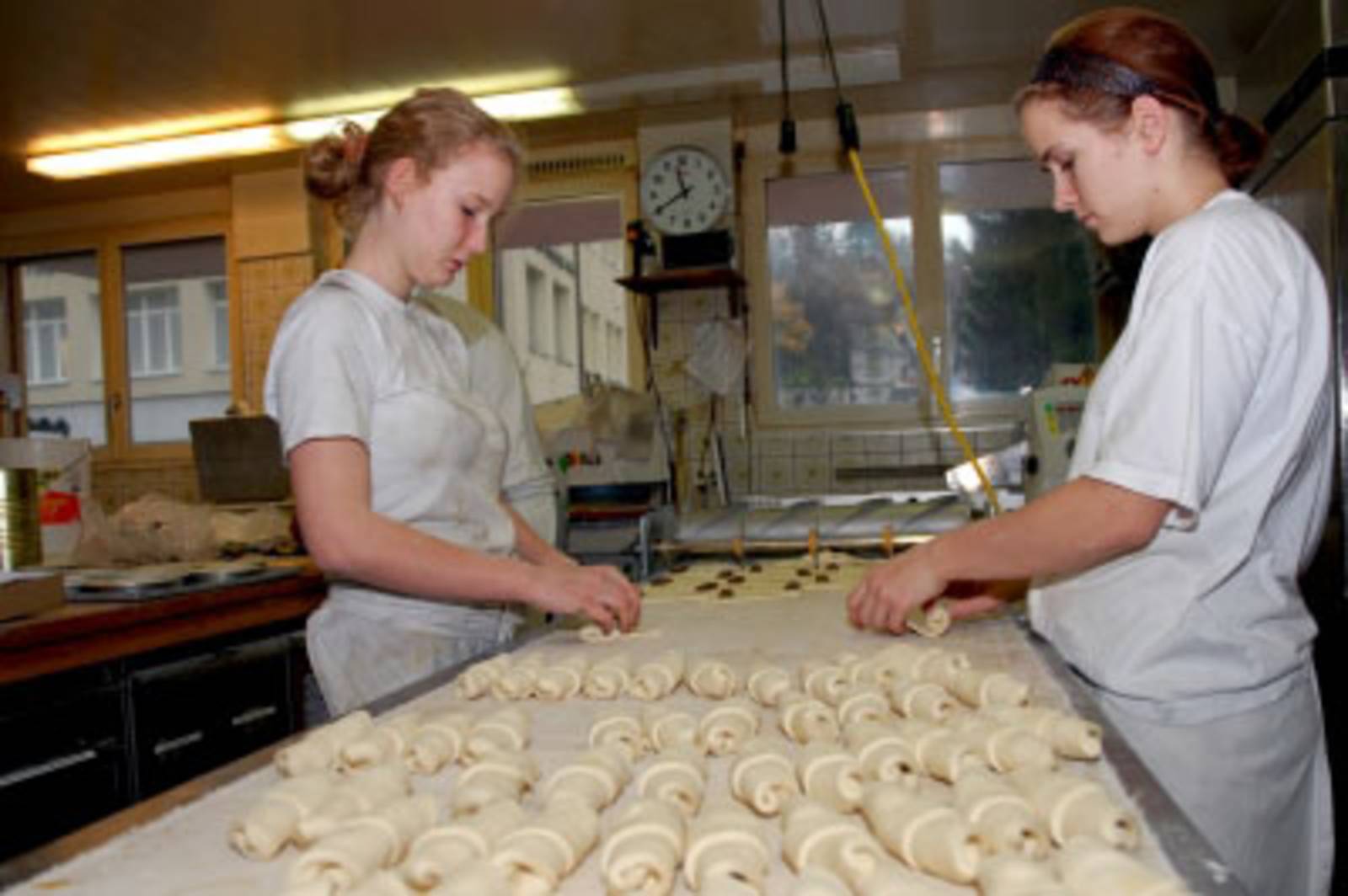 Zwei angehende Bäckerinnen bei der Arbeit