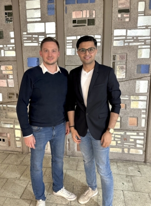 Foto zeigt bisherigen Vorsitzenden des Integrationsbeirat Lukas Taplick (links) und neuen Vorsitzenden Mansur Boltaev (rechts)