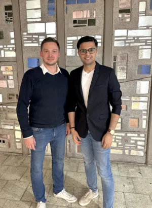 Foto zeigt bisherigen Vorsitzenden des Integrationsbeirat Lukas Taplick (links) und neuen Vorsitzenden Mansur Boltaev (rechts)