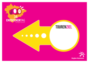 Ein Schild mit einem  Richtungspfeil drauf, auf dem die Nummer des Tourenziels eingetragen wird.