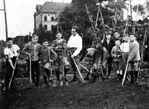 Pupils and teachers in the school garden near the girls’ building in the 1920s.