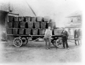 A scene from the first half of the 1920s: two employees with market produce in front of the barn. The assistants’ house can be seen on the right.