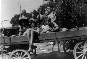 “Finishing time” around 1937. Ilse Buchholz (later Deborah Bakschitzky, back left) emigrated to Palestine in 1939, Trudel Wertheim (later Trudy Galetzka, back right) emigrated to Great Britain in 1939. 
