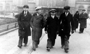 Four Ahlem apprentices in front of Hanover Central Station in 1932. The second from right is probably Meir Bickel shortly before his departure for Palestine.