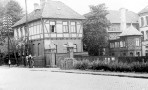Entrance area of the Jewish Gardening School, c.1939. From left: gatekeeper’s lodge, in front of it the entrance gate, main building, connecting building, principal’s house