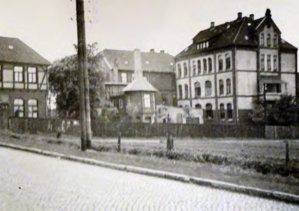Entrance area of the Jewish Gardening School in the 1930s. From left: gatekeeper’s lodge, in front of it the entrance gate, main building, connecting building, principal’s house