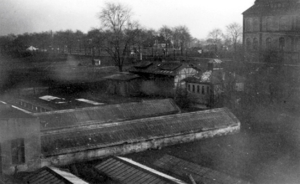 View towards the principal’s house in 1931. In front of it, the sukkah with annex and toilet building. In the foreground: the workshop with hothouses