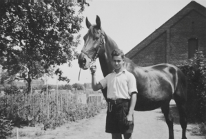 The horse firmly under control, apprentice Herbert Bieberfeld in Ahlem, c. 1936. On the right the western side of the barn, on the left in the background: building of the Continental Factory in Limmer.