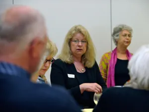Frau Dr. Oestereich mit Zuh&ouml;rerinnen und Zuh&ouml;rern