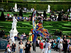 Stelzenl&auml;ufer und Menschen im Gro&szlig;en Garten