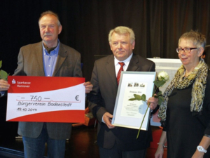 Die beiden Ehrenpreisträger 2014 - Herr Hartmann, Herr Ehlers und Bezirksbürgermeisterin Schlienkamp (v.l.). 