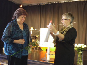 Ehrenpreisträgerin 2014 - Frau Bleidissel. Bezirksbürgermeisterin Schlienkamp überreichte der Ehrenpreisträgerin ihre Urkunde. 
