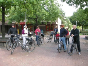 Fahrradgruppe im Gespräch am Davenstedter Markt.