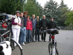 Bezirksratsmitglieder, Familienangehörige und die Stadtbezirksmanagerin auf Radtour.