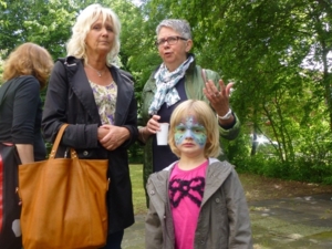 Auf dem Bild sind Ratsfrau Klebe-Politze mit Tochter und Bezirksbürgermeisterin Schlienkamp zu sehen.