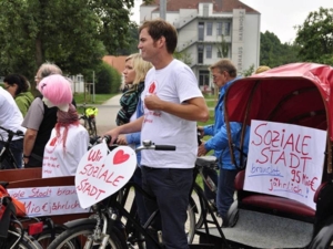Interesse an einer sozialen Stadt: Teilnehmer der HISS-Fahrradtour „Soziale Stadt erfahren“ am Kulturhaus Hainholz. 