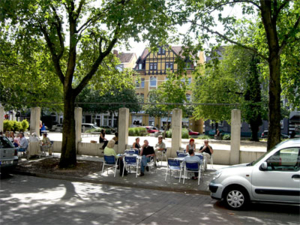 Foto von Eiscafe und Gründerzeithäusern am Fiedelerplatz in Döhren