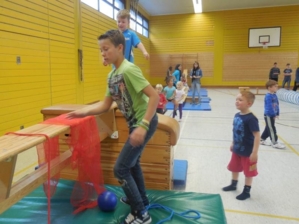 Sportunterricht der Schülerinnen und Schüler der IGS-Kronsberg mit den Kindergartenkindern.