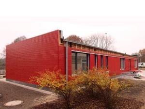 Die neuen Räumlichkeiten des Jugendtreffs Anderten mit roter Fassade.