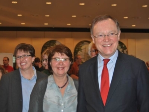 Ministerpräsident Stephan Weil (rechts), stellvertretende Bezirksbürgermeisterin Engelhardt (mitte) und Stadtbezirksmanagerin Ursula Herzog-Karschunke (links) beim Willkommensfest.