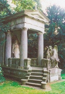 Aufwendiges historisches Grabmal, das einem kleinen griechischen Tempel nachempfunden ist