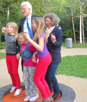 Bürgermeister Bernd Strauch, Bezirksbürgermeisterin Ranke-Heck und Kinder probieren das Trampolin auf dem Platz der Generationen aus