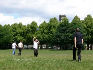 Zwei junge M&auml;nner beim Frisbee-Spiel im Georgengarten
