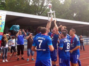 Die griechische Mannschaft hebt siegestrunken den Pokal nach dem gewinn des Turniers