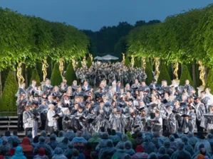 Ansicht des Gartentheaters mit einem Chor im Zentrum