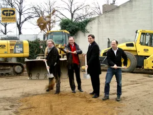 Gemeinsamer Spatenstich: Prof. Dr. Ulrich Krempel, der Direktor des Sprengel Museums, Hannovers Oberb&uuml;rgemeister Stephan Weil, Niedersachsens Ministerpr&auml;sident David McAllister und der Architekt Markus Peter