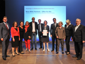 Elf Personen auf einer B&uuml;hne