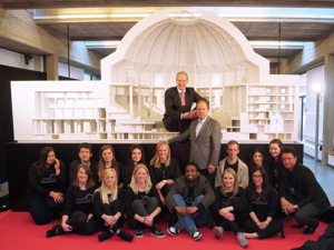 Am Schnittmodell des Kuppelsaals: Oberb&uuml;rgermeister Stefan Schostok und Prof. Dr. J&ouml;rg Sennheiser umgeben von den beteiligten Studierenden, ganz rechts Dipl.-Ing. Oliver Thiedmann