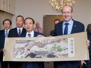 Changde's Lord Mayor Derui Zhou gifts Stefan Schostok with an historical image of his city