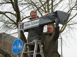 Thomas Hermann und Lothar Pollähne enthüllten das Schild der Hilde-Schneider-Allee
