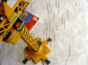 Spielzeugkran, auf Landkarte stehend