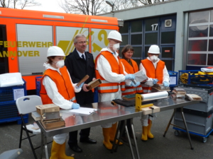 Die Kulturgutschutzbeauftragte und der Feuerwehrchef präsentieren die neue Notfallausrüstung