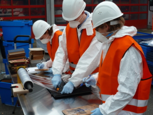 Mitglieder des Notfallverbundes beim Erfassen, Verpacken und Beschriften von Kulurgut