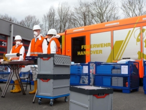 Mitglieder des Notfallverbundes präsentieren die neue Ausrüstung