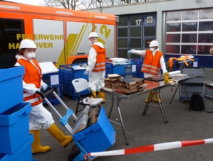 Mitglieder des Notfallverbundes präsentieren die neue Notfallausrüstung