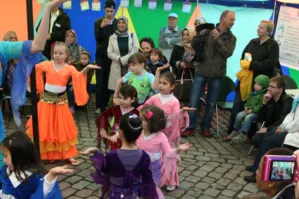 M&auml;dchen zwischen vier und elf Jahren f&uuml;hren Bollywood-T&auml;nze in einem bunten Rundzelt auf