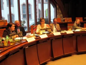 Foto von der Sitzungsleitung. Von links: Melanie Walter, Thomas Walter, Georgia Jeschke (diesmal Sitzungsleiterin), Frank Herbert und Urte Kempf