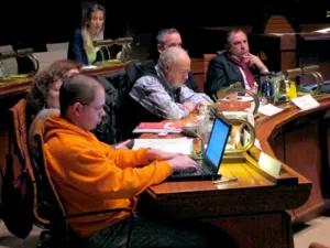 Foto von stimmberechtigten und beratenden Mitgliedern des internationales Ausschusses. Vorne im Bild: Dirk Hillbrecht (Ratsherr Die Piraten), dahinter verdeckt Marcella Heine und Dr. Koralia Sekler (B90/Die Gr&uuml;nen), Wilfried Engelke (Ratsherr FDP), Jens B&ouml;ning (Ratsherr Die Hannoveraner) und Raif Hussein (SPD) 