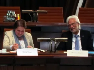 Sachgebietsleiterin Melanie Walter (l.) und B&uuml;rgermeister Bernd Strauch (r.)