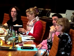 (V.l.:) Ratsfrauen Freya Markowis, Selin Arikoglu (B90/Die Gr&uuml;nen) und die beratenden Mitglieder Anton Raynesh und Dr. Koralia Sekler