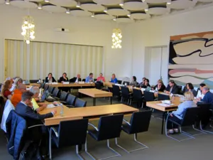 Blick auf den Internationalen Ausschuss im Gobelinsaal des Neuen Rathauses