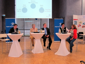 Blick aufs Podium v.l.: Dr. Kin Nghi Ha, Nada Nangia, Hauke Jagau, Dorota Szymanska und Parisa Hussein-Nejad als Gast